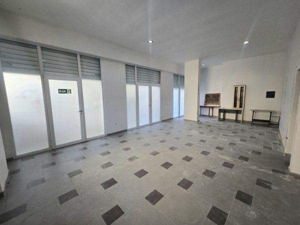 Tirane, shitet dyqan Kati 0, 66 m² 140.000 € (ali demi)