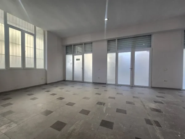 Tirane, shitet dyqan Kati 0, 66 m² 140.000 € (ali demi)