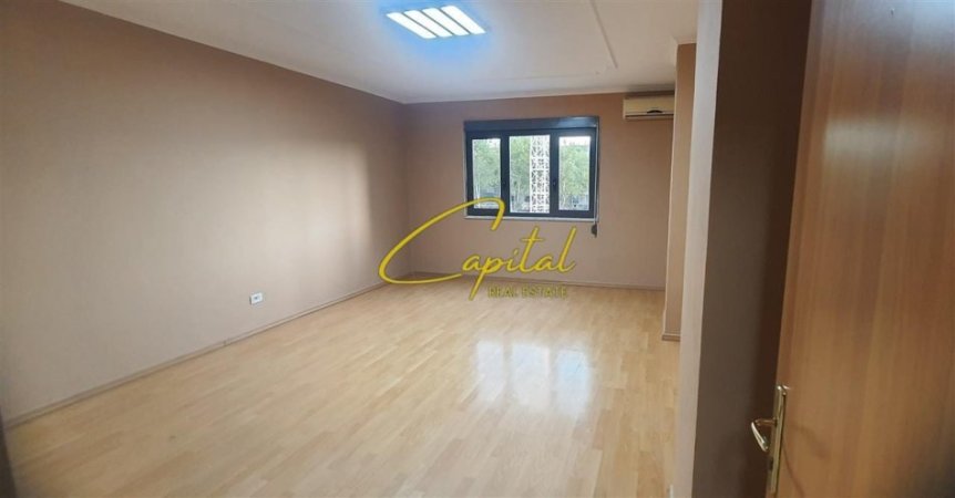 Tirane, shitet ambient biznesi Kati 0, 90 m² 550.000 € (21 DHJETORI)