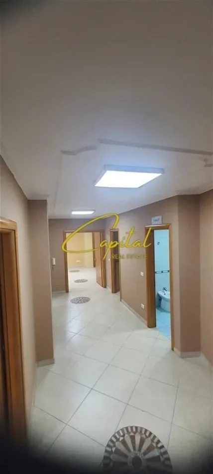 Tirane, shitet ambient biznesi Kati 0, 90 m² 550.000 € (21 DHJETORI)