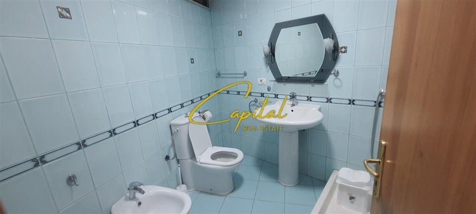 Tirane, shitet ambient biznesi Kati 0, 90 m² 550.000 € (21 DHJETORI)