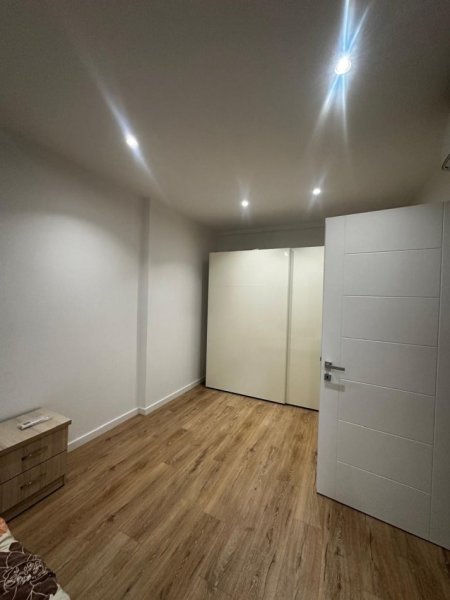 Tirane, jap me qera apartament 2+1+Ballkon Kati 4, 106 m² 700 € (Rruga Xhanfize Keko)