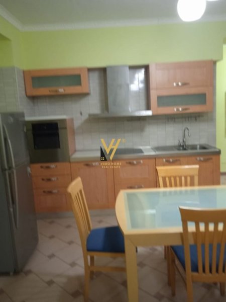 Tirane, jepet me qera apartament 2+1+Ballkon Kati 2, 73 m² 600 € (RRUGA E DURRESIT)