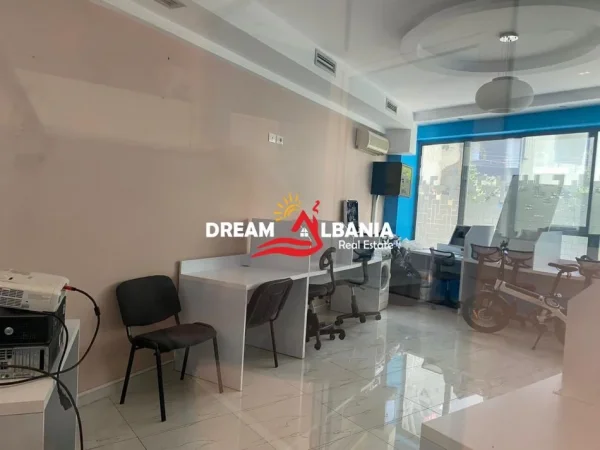 Tirane, jepet me qera zyre Kati 0, 80 m² 900 € (Në qëndër të Tiranës)