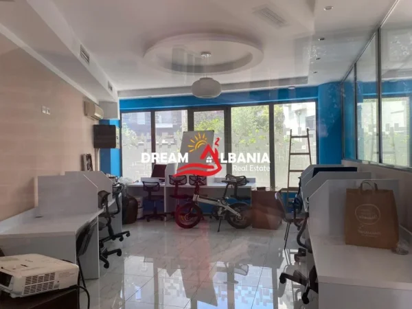 Tirane, jepet me qera zyre Kati 0, 80 m² 900 € (Në qëndër të Tiranës)