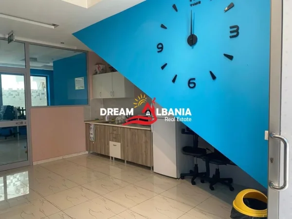 Tirane, jepet me qera zyre Kati 0, 80 m² 900 € (Në qëndër të Tiranës)