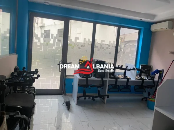 Tirane, jepet me qera zyre Kati 0, 80 m² 900 € (Në qëndër të Tiranës)