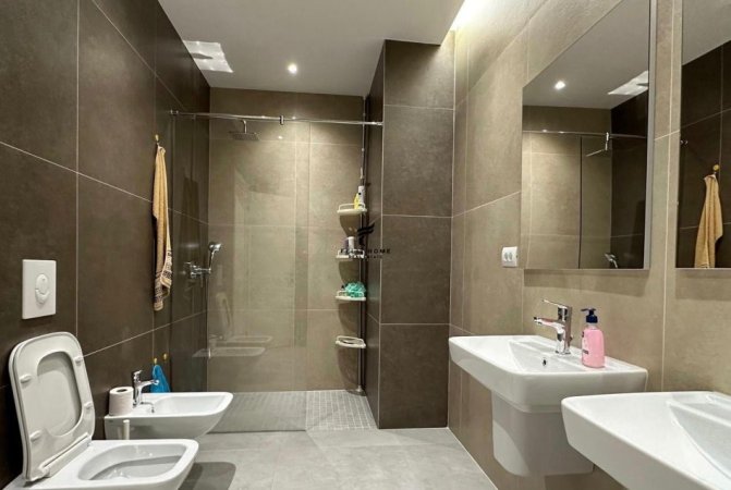 Tirane, jepet me qera apartament 2+1+Ballkon Kati 7, 134 m² 1.100 € (RRUGA E KAVAJES)