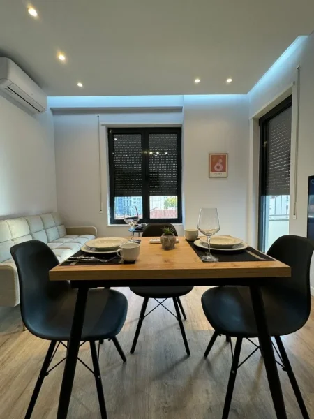 Tirane, jepet me qera apartament 1+1+Ballkon Kati 5, 60 m² 650 € (Sheshi Skendebej)