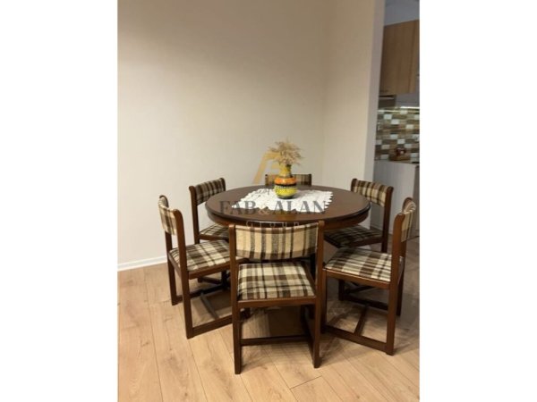Tirane, jepet me qera apartament 2+1+2 Kati 4, 650 € (Riza Cerova)