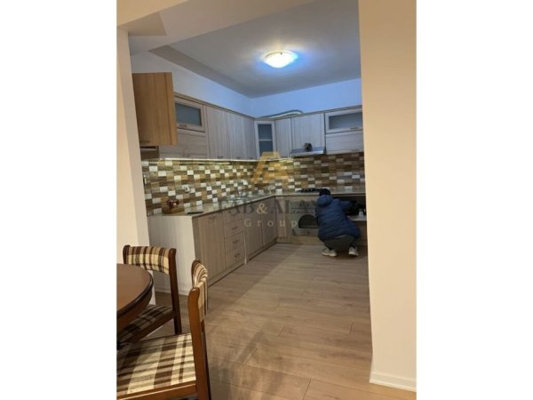 Tirane, jepet me qera apartament 2+1+2 Kati 4, 650 € (Riza Cerova)
