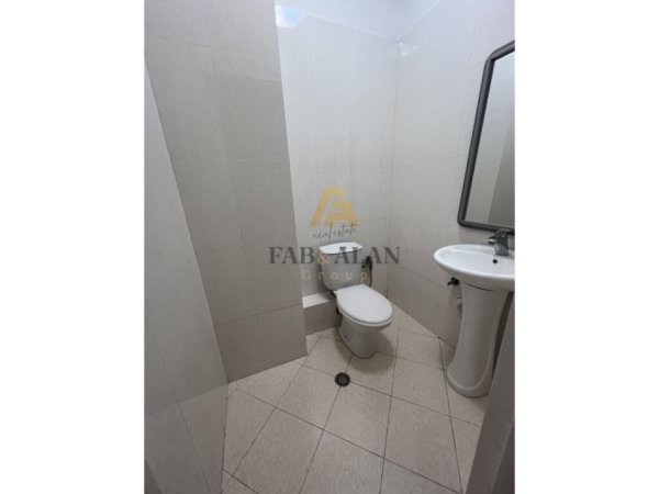 Tirane, jepet me qera apartament 2+1+2 Kati 4, 650 € (Riza Cerova)
