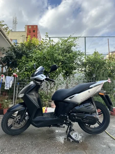Tirane, shes Scooter Agility , gri e erret 23.000 km 1.200 €