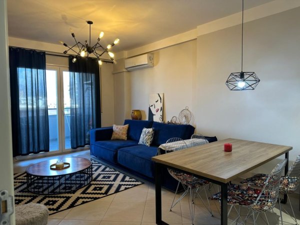 Tirane, jepet me qera apartament 1+1+Aneks+Ballkon , 70 m² 600 € (komuna e parisit)