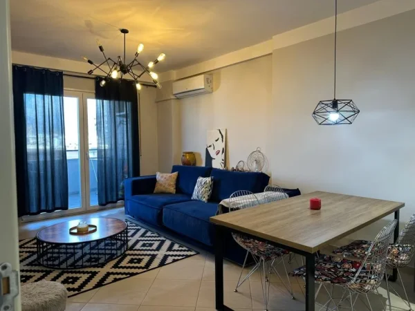 Tirane, jepet me qera apartament 1+1+Aneks+Ballkon , 70 m² 600 € (komuna e parisit)