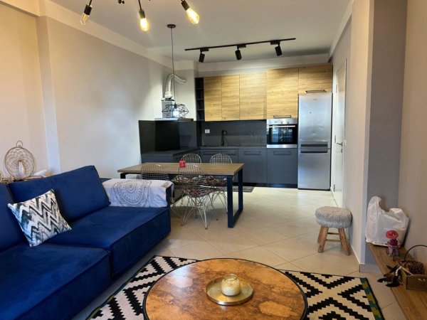 Tirane, jepet me qera apartament 1+1+Aneks+Ballkon , 70 m² 600 € (komuna e parisit)