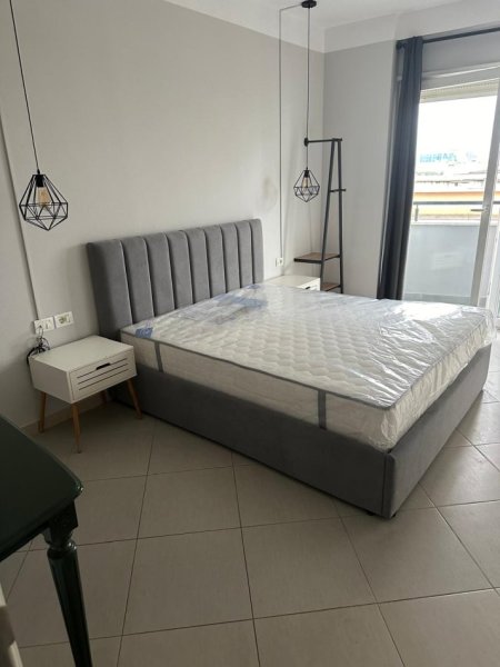 Tirane, jepet me qera apartament 1+1+Aneks+Ballkon , 70 m² 600 € (komuna e parisit)