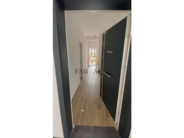 Tirane, jepet me qera apartament 2+1 Kati 8, 550 € (Farmacia 10, Kompleksi ARLIS)