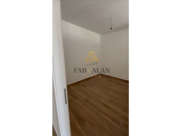 Tirane, jepet me qera apartament 2+1 Kati 8, 550 € (Farmacia 10, Kompleksi ARLIS)