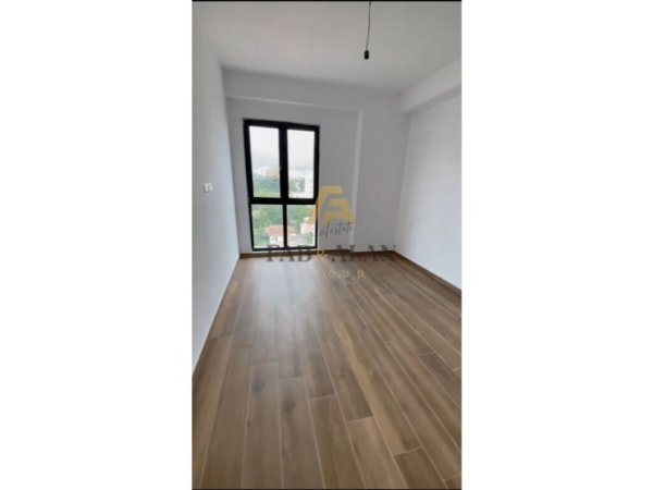 Tirane, jepet me qera apartament 2+1 Kati 8, 550 € (Farmacia 10, Kompleksi ARLIS)