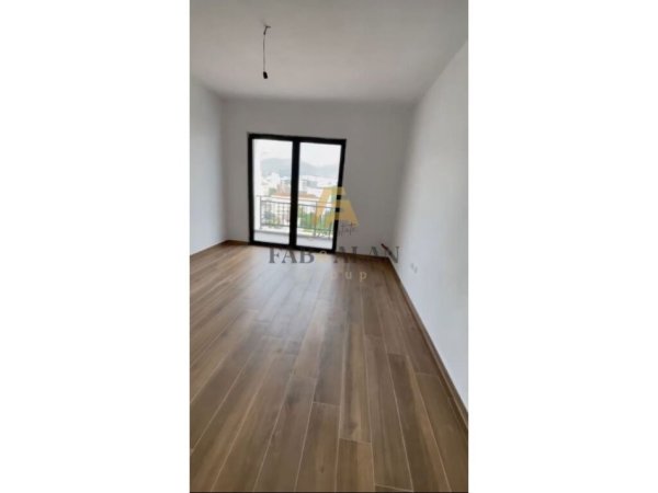 Tirane, jepet me qera apartament 2+1 Kati 8, 550 € (Farmacia 10, Kompleksi ARLIS)