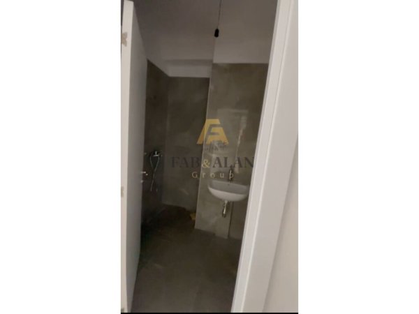 Tirane, jepet me qera apartament 2+1 Kati 8, 550 € (Farmacia 10, Kompleksi ARLIS)