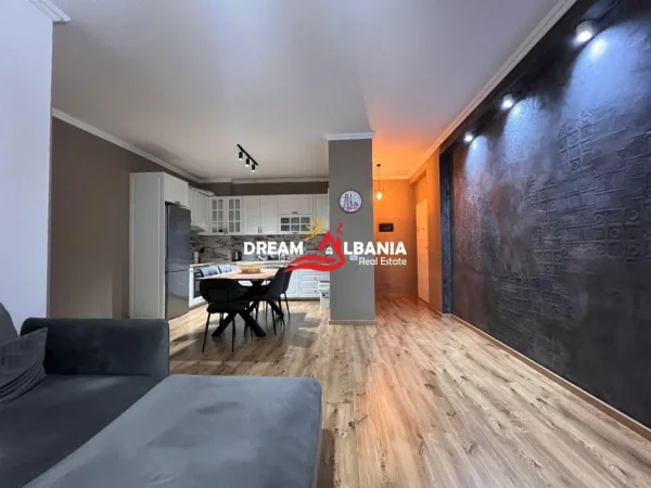 Tirane, shitet apartament 2+1+Ballkon Kati 3, 108 m² 218.000 € (Te Kopshti Botanik prane Xhamise)