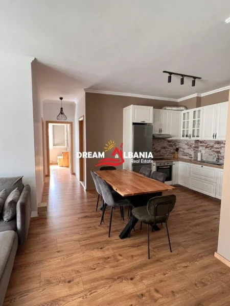 Tirane, shitet apartament 2+1+Ballkon Kati 3, 108 m² 218.000 € (Te Kopshti Botanik prane Xhamise)