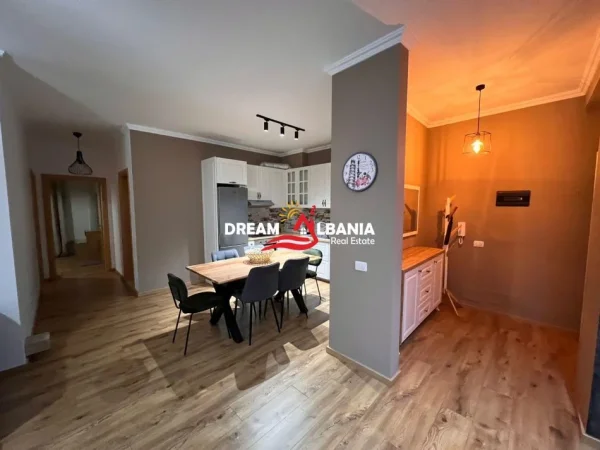 Tirane, shitet apartament 2+1+Ballkon Kati 3, 108 m² 218.000 € (Te Kopshti Botanik prane Xhamise)