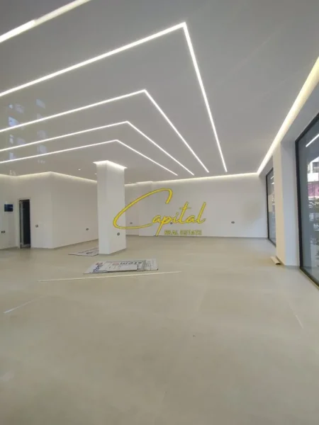 Tirane, shitet dyqan Kati 0, 90 m² 550.000 € (21 DHJETORI)