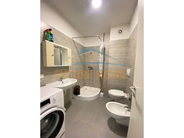 Tirane, shitet apartament 2+1+Ballkon Kati 5, 229.000 € (Kompleksi Kontakt, 21 Dhjetori)