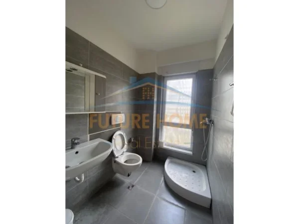 Tirane, shitet apartament 2+1+Ballkon Kati 5, 229.000 € (Kompleksi Kontakt, 21 Dhjetori)