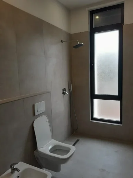 Tirane, jepet me qera zyre Kati 1, 115 m² 800 € (drritan hoxha)