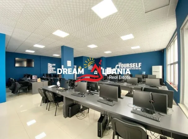 Tirane, jepet me qera zyre Kati 1, 320 m² 2.900 € (Ne rrugen Bardhyl, ne afersi te farmacise 10)