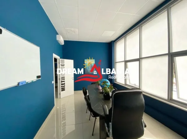 Tirane, jepet me qera zyre Kati 1, 320 m² 2.900 € (Ne rrugen Bardhyl, ne afersi te farmacise 10)