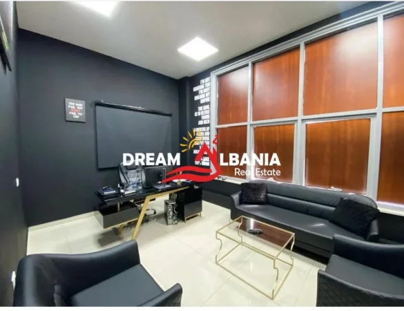 Tirane, jepet me qera zyre Kati 1, 320 m² 2.900 € (Ne rrugen Bardhyl, ne afersi te farmacise 10)