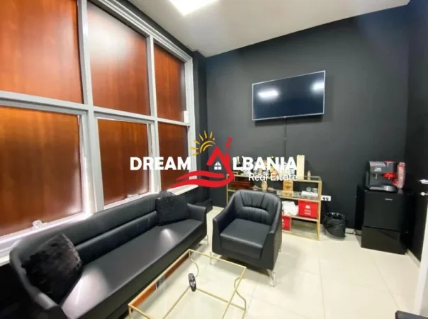 Tirane, jepet me qera zyre Kati 1, 320 m² 2.900 € (Ne rrugen Bardhyl, ne afersi te farmacise 10)