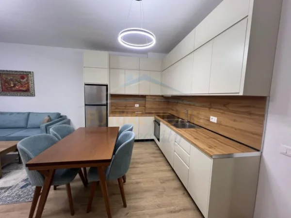Tirane, jepet me qera apartament 2+1+Ballkon Kati 3, 113 m² 800 € (Rruga e Dibres)