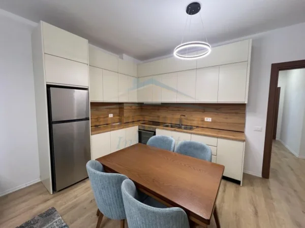 Tirane, jepet me qera apartament 2+1+Ballkon Kati 3, 113 m² 800 € (Rruga e Dibres)