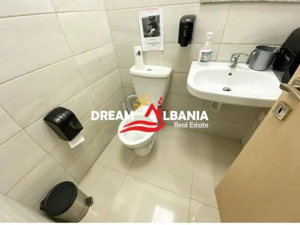 Tirane, jepet me qera zyre Kati 1, 320 m² 2.900 € (Ne rrugen Bardhyl, ne afersi te farmacise 10)