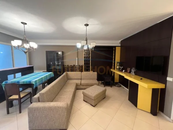 Tirane, jepet me qera apartament 2+1+Ballkon , 98 m² 600 € (Tregu Elektrik)