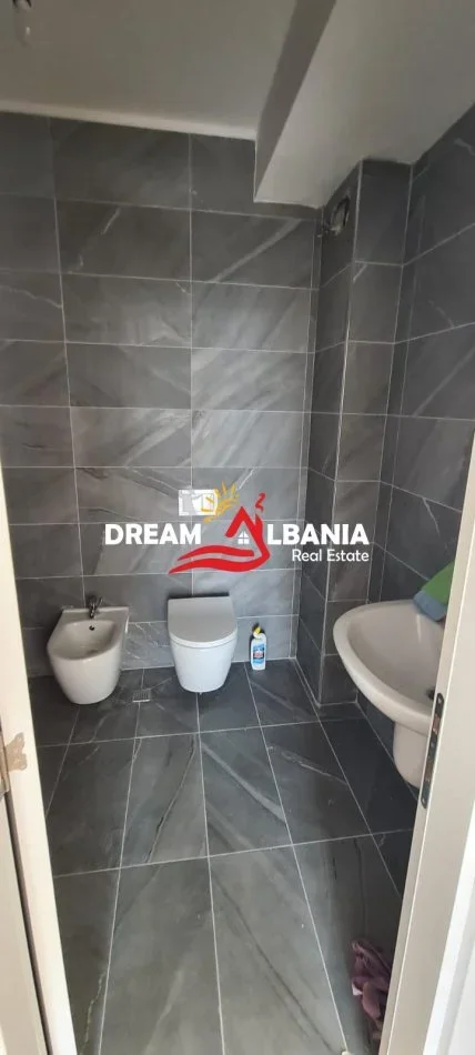 Tirane, jepet me qera zyre Kati 4, 75 m² 600 € (Ne Rrugen Siri Kodra, Ne Afersi te Bulevardit te Ri)