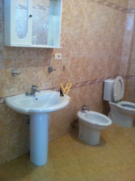 Tirane, jepet me qera Vile 3 Katshe Kati 0, 565 m² 2.500 € (QYTET STUDENTI)