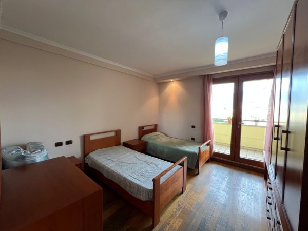 Tirane, jepet me qera apartament 3+1 Kati 5, 160 m² 1.200 € (rruga elbasanit)
