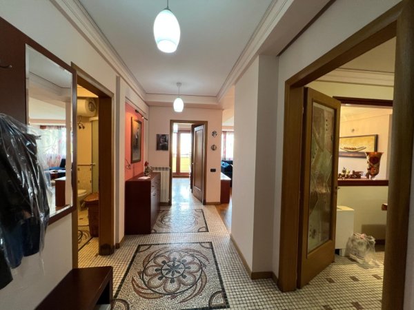 Tirane, jepet me qera apartament 3+1 Kati 5, 160 m² 1.200 € (rruga elbasanit)