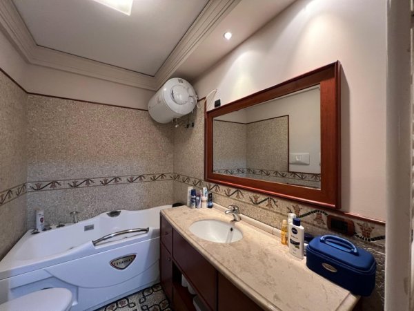 Tirane, jepet me qera apartament 3+1 Kati 5, 160 m² 1.200 € (rruga elbasanit)