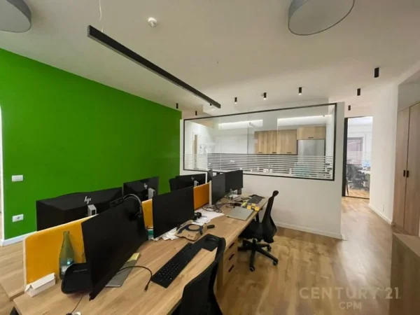 Tirane, jepet me qera ambjent biznesi Kati 1, 260 m² 3.500 € (rruga e kavajes)