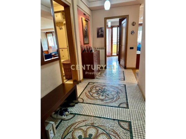 Tirane, jepet me qera apartament 3+1 Kati 5, 160 m² 1.000 € (rruga e elbasanit)