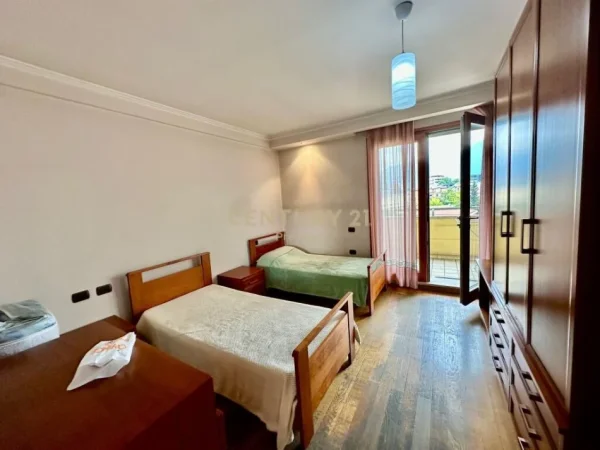 Tirane, jepet me qera apartament 3+1 Kati 5, 160 m² 1.000 € (rruga e elbasanit)