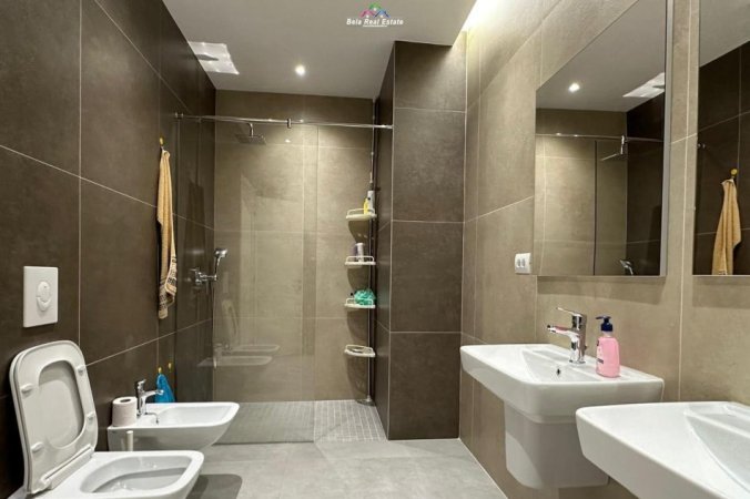 Tirane, jepet me qera apartament 2+1 Kati 7, 134 m² 1.100 € (rruga e kavajes)